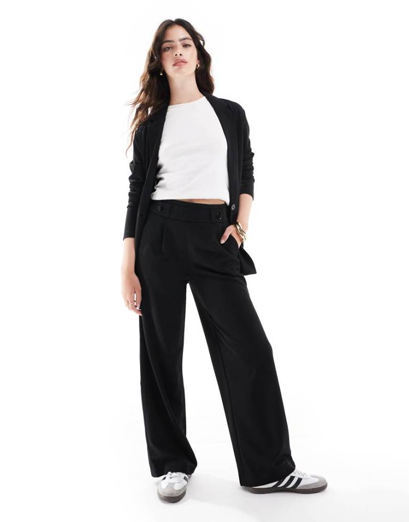 JDY - Dad-Hose mit Knopfdetail und weitem Bein in Schwarz von JDY