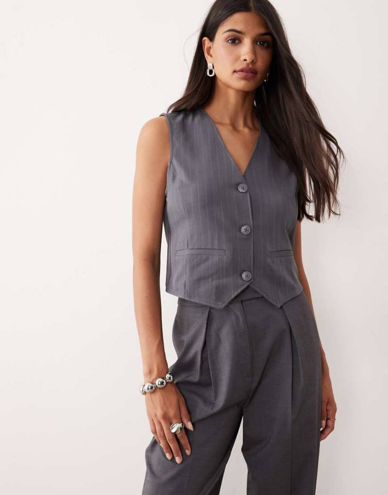 JDY - Elegante Weste in Grau mit Nadelstreifen von JDY