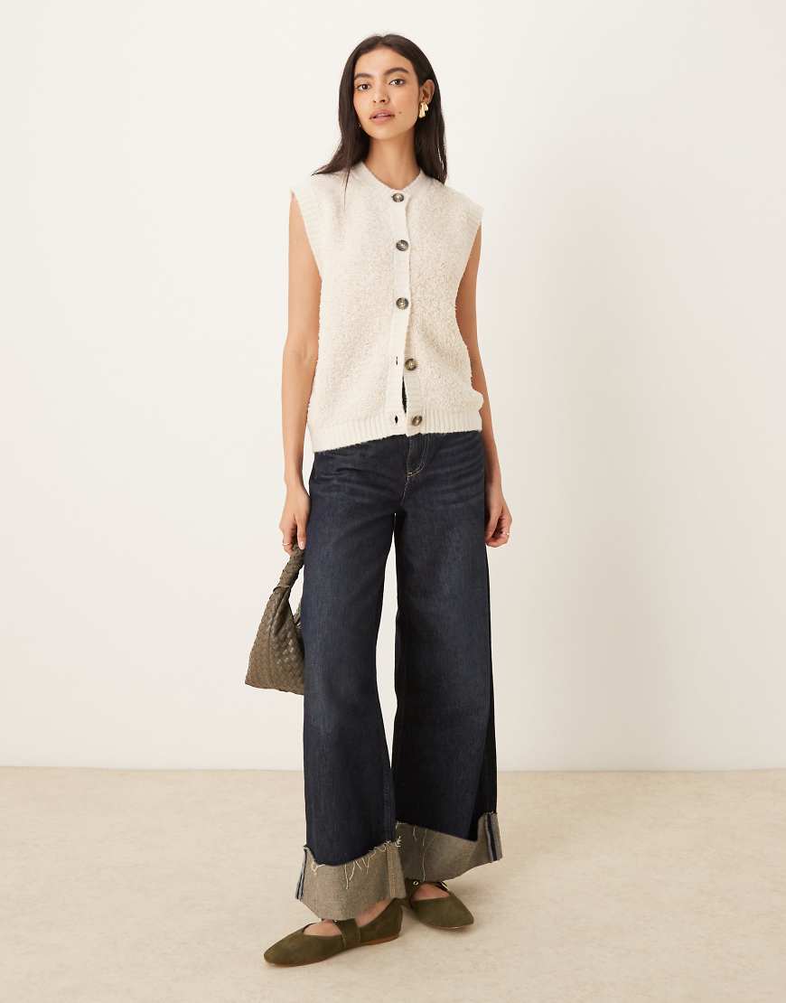 JDY - Flauschige Strickweste in Creme mit Knopfleiste-Weiß von JDY