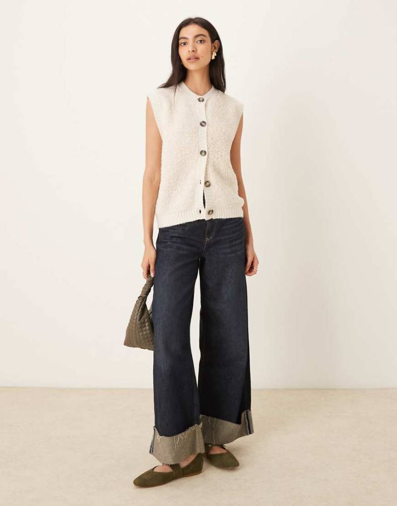 JDY - Flauschige Strickweste in Creme mit Knopfleiste-Weiß von JDY