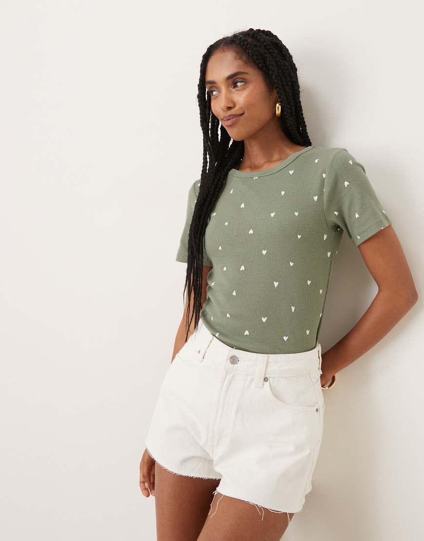 JDY - Geripptes T-Shirt in Khaki mit Herzmuster-Grün von JDY