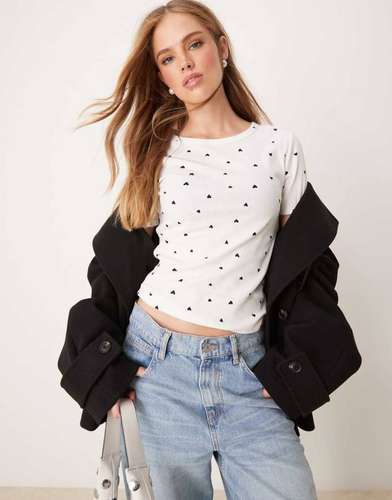 JDY - Geripptes T-Shirt in Weiß mit Herzmuster von JDY