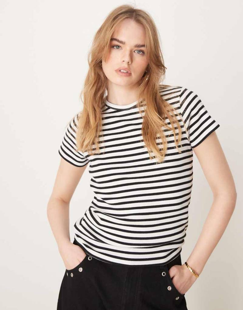 JDY - Geripptes T-Shirt mit Streifen in Schwarz und Weiß von JDY