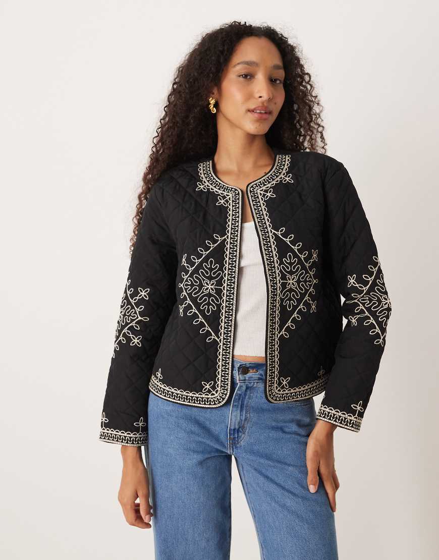 JDY - Gesteppte Jacke in Schwarz mit gesticktem Detail JDY - Gesteppte Jacke in Schwarz mit gesticktem Detail von JDY