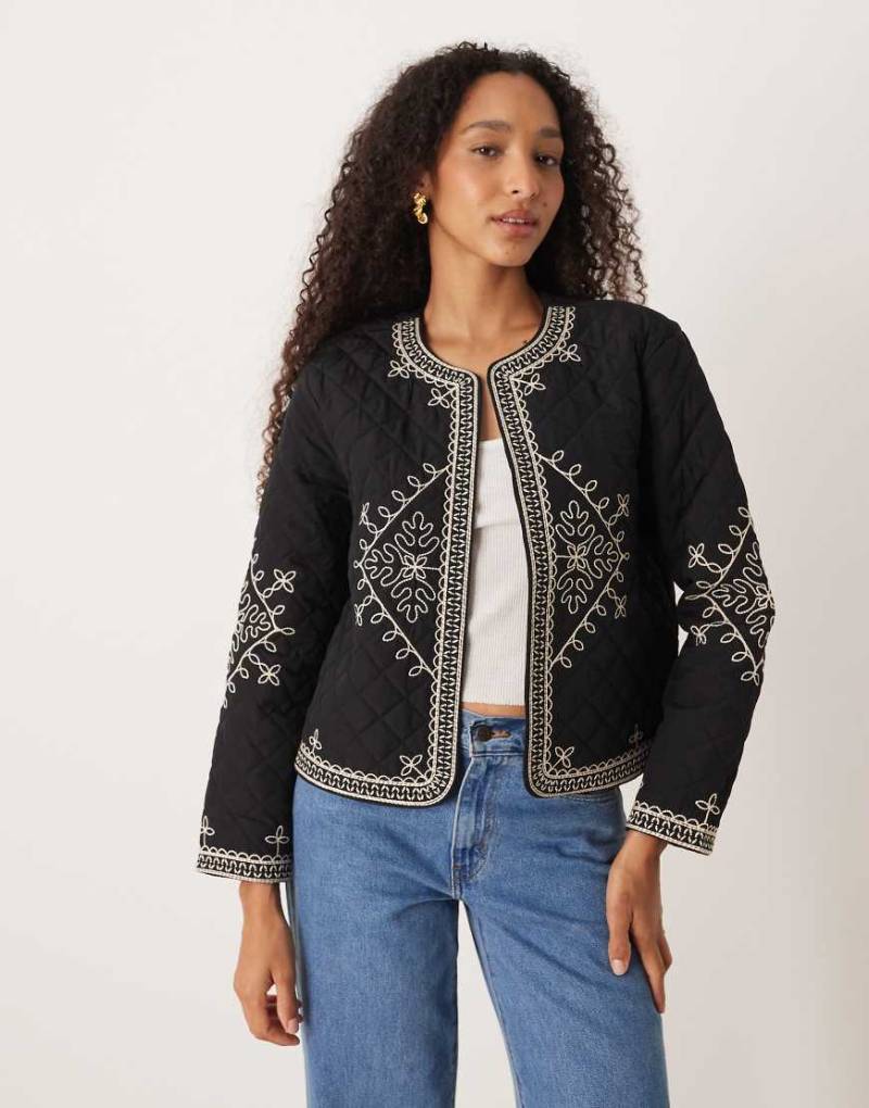 JDY - Gesteppte Jacke in Schwarz mit gesticktem Detail von JDY