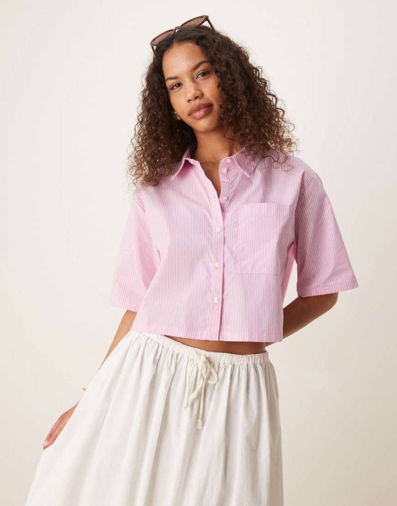 JDY - Gestreiftes Cropped-Hemd in Rosa von JDY