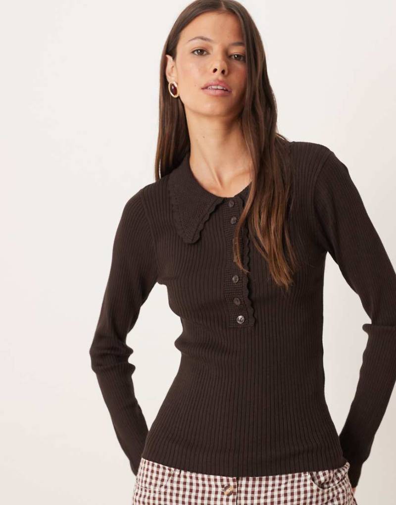 JDY - Gestricktes Polo-Oberteil in Schokobraun mit Muschelkantenbesatz-Brown von JDY