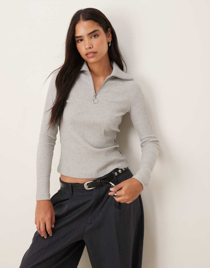 JDY - Gestricktes Polohemd in Hellgrau mit kurzem Reißverschluss von JDY