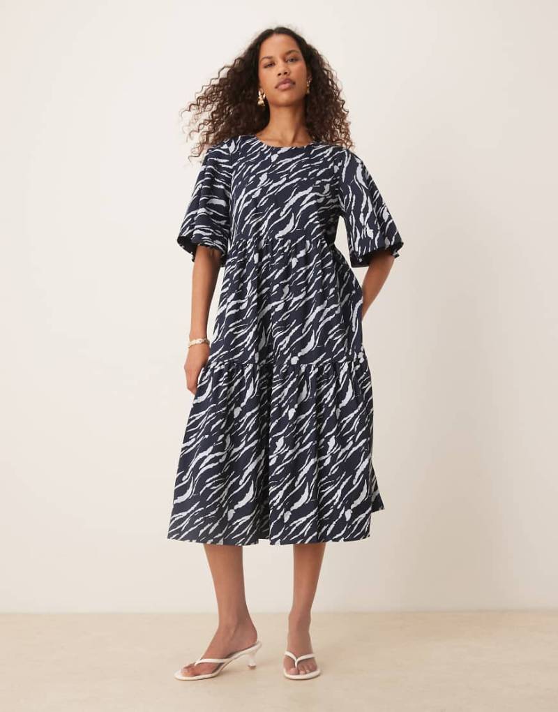 JDY - Gestuftes, kurzärmliges Midikleid in Marineblau mit Zebramuster von JDY