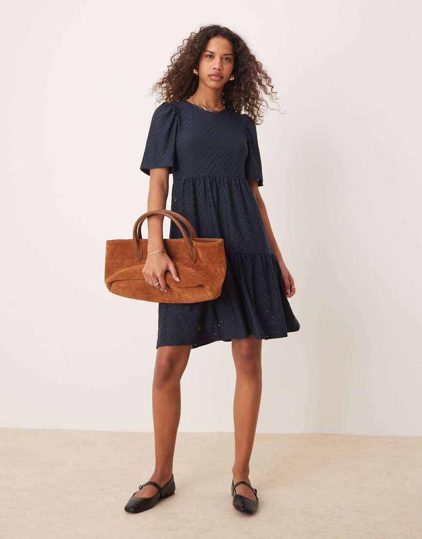 JDY - Gestuftes Minikleid in Marineblau mit Lochstickerei von JDY