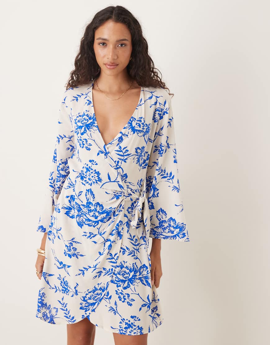 JDY - Gewickeltes Kimono-Kleid in Beige mit blauem Blumenmuster von JDY