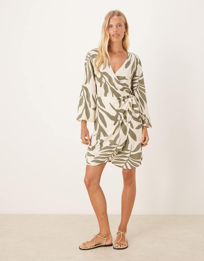 JDY - Gewickeltes Kimono-Kleid in Beige mit grünem Palmenmuster von JDY