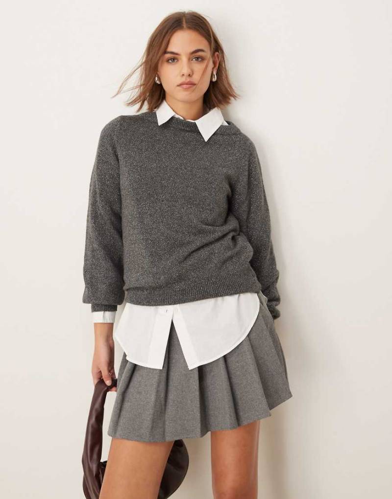 JDY - Glitzer-Pullover in Dunkelgrau mit U-Boot-Ausschnitt von JDY