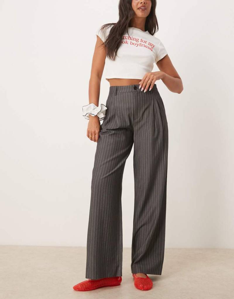 JDY - Hose in Grau mit Nadelstreifen und weitem Bein JDY - Hose in Grau mit Nadelstreifen und weitem Bein von JDY