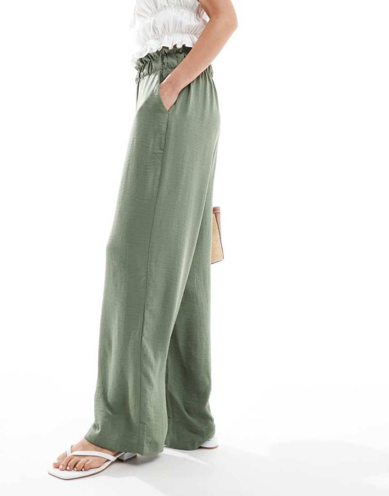 JDY - Hose in Leinenoptik in Khaki mit Paperbag-Bund und weitem Bein-Grün von JDY