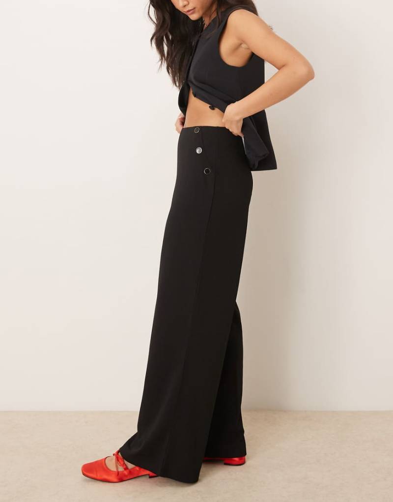 JDY - Hose in Schwarz mit seitlichen Knopf-Details von JDY