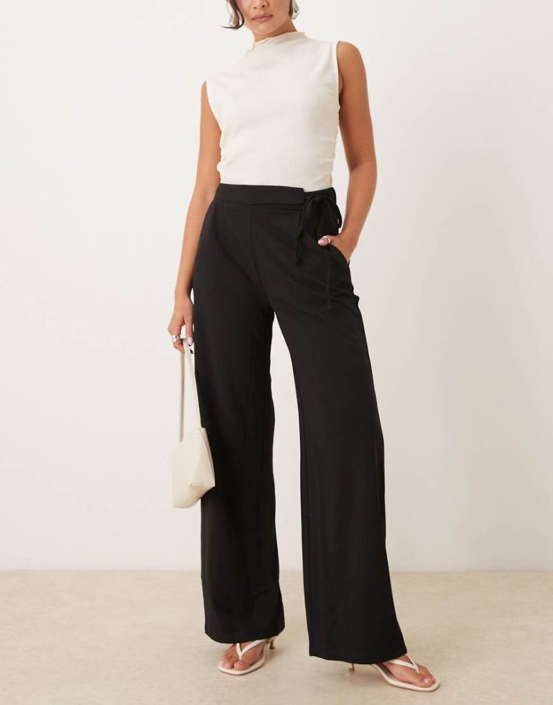 JDY - Hose in Schwarz mit weitem Bein und Bindedetail von JDY