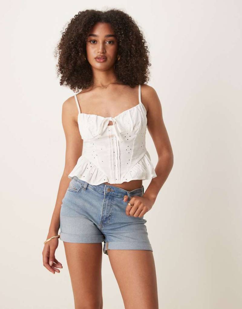 JDY - Jeans-Shorts in Mittelblau mit umgeschlagenem Saum von JDY