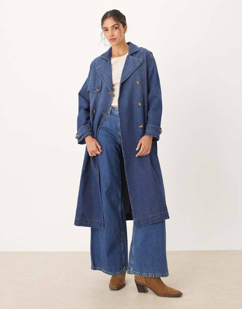 JDY - Mittellanger Trenchcoat aus dunkelblauem Denim mit Bindegürtel von JDY