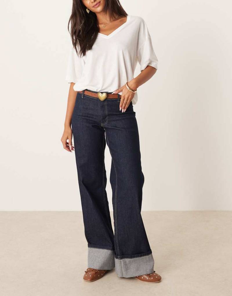 JDY - Jeans in Dunkelblau mit weitem Schnitt, mittelhohem Bund und umgeschlagenem Saum von JDY