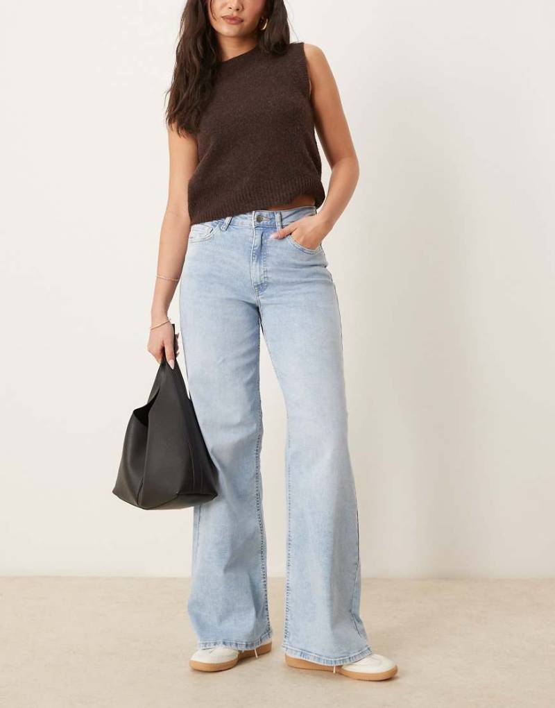JDY - Jeans in Hellblau mit weitem Bein und hohem Bund von JDY