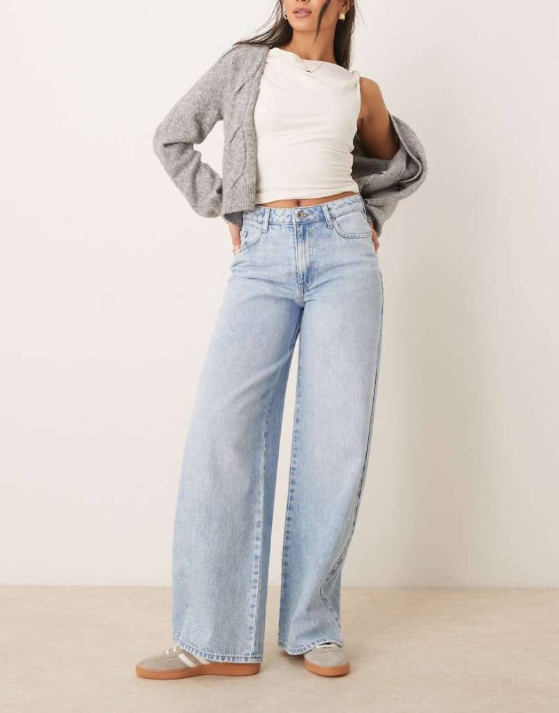JDY -Jeans in hellblauer Waschung mit hohem Bund und weitem Bein von JDY