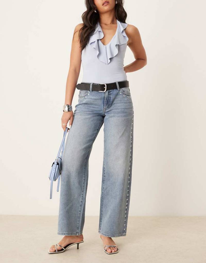 JDY - Jeans in hellblauer Waschung mit weitem Bein und Nietendetails von JDY