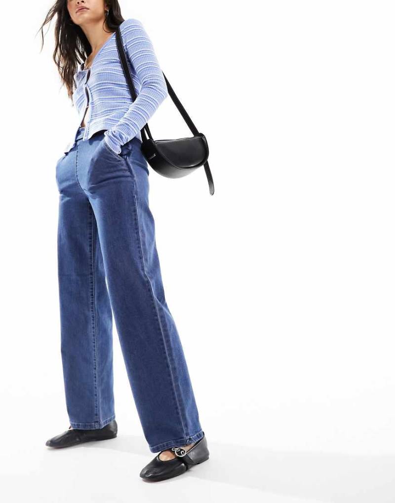 JDY - Jeans in mittelblauer Waschung mit hohem Bund und weitem Schnitt von JDY
