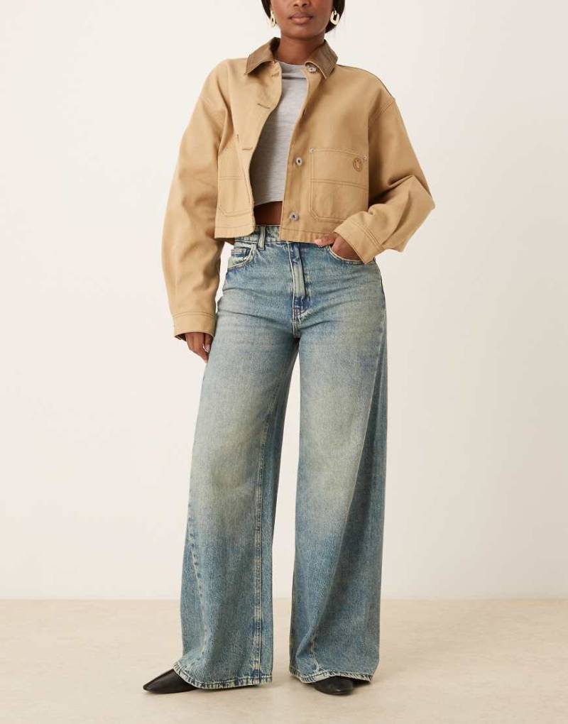 JDY - Jeans mit weitem Bein, asymmetrischen Nähten und mittelblauer Waschung von JDY