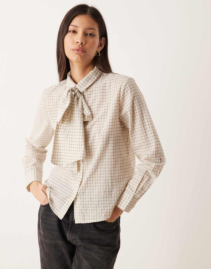 JDY - Karierte Hemdbluse in Cremeweiß mit abnehmbarer Schluppenschleife von JDY