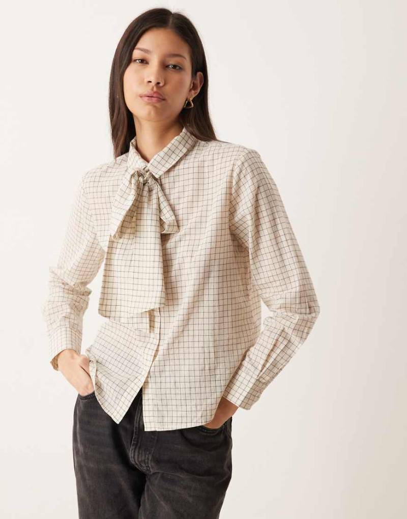 JDY - Karierte Hemdbluse in Cremeweiß mit abnehmbarer Schluppenschleife von JDY