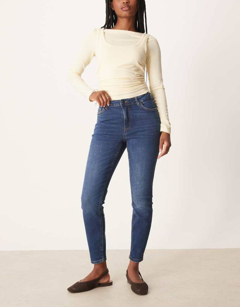JDY - Knöchellange Jeans mit engem Schnitt aus mittelblauem Denim von JDY