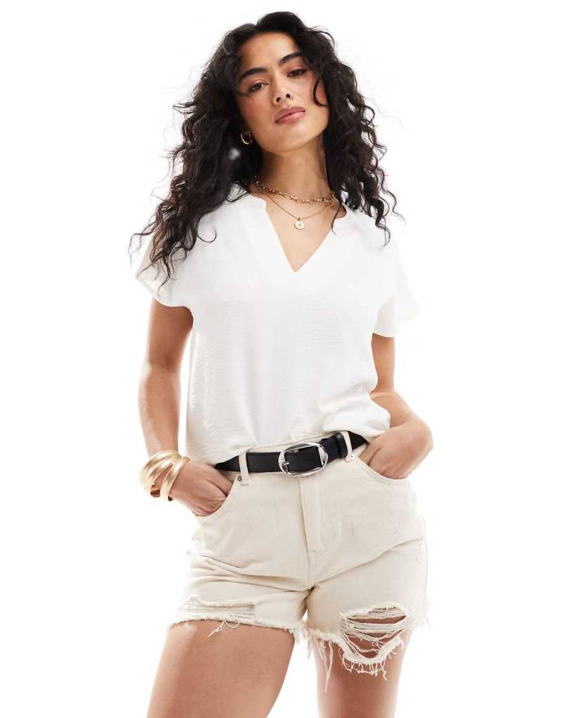 JDY - Kurzärmlige Bluse in Weiß mit V-Ausschnitt von JDY