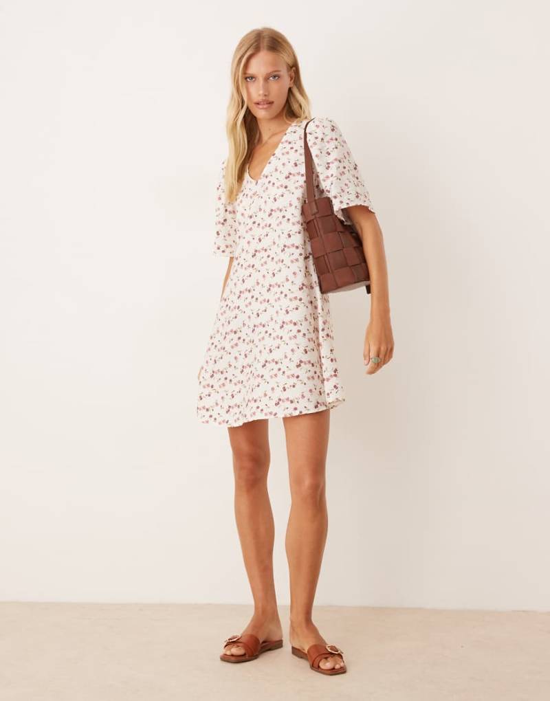 JDY - Kurzärmliges Minikleid in Weiß mit Blumenprint von JDY
