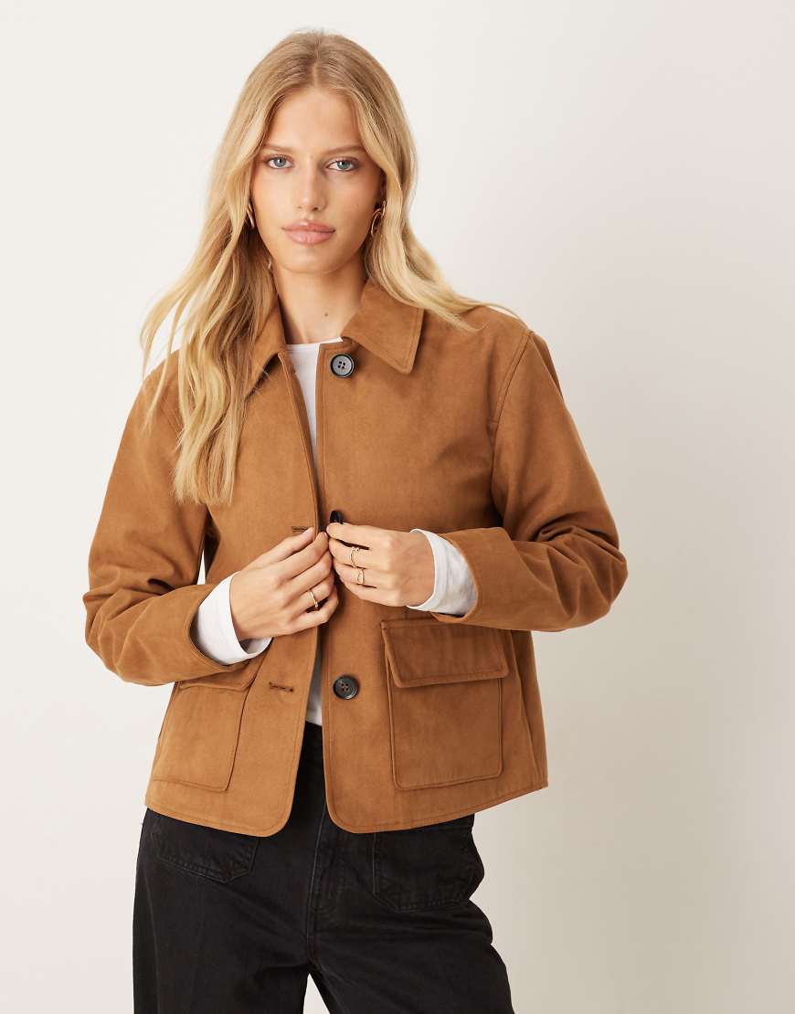 JDY - Kurze Jacke aus Wildlederimitat in Hellbraun mit Taschen-Brown von JDY