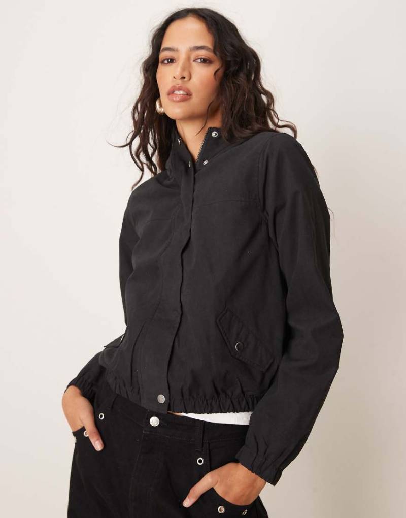 JDY - Jacke in Schwarz mit Kapuze JDY - Jacke in Schwarz mit Kapuze von JDY