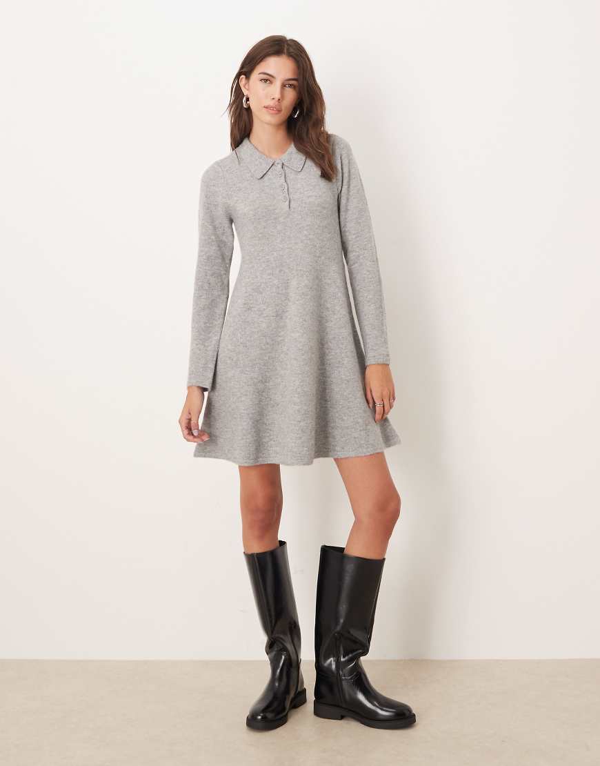 JDY - Kurzes Strickkleid in Grau mit Polokragen von JDY