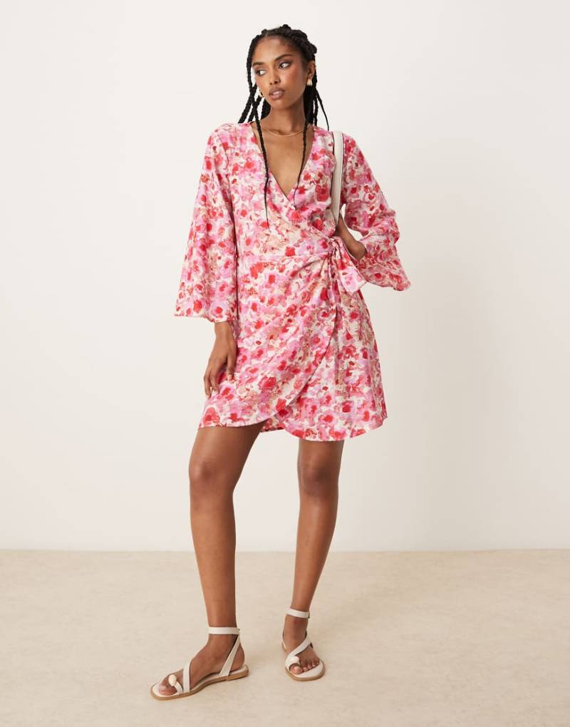 JDY - Kurzes Wickelkleid mit abstraktem Blumenmuster in Rosa von JDY
