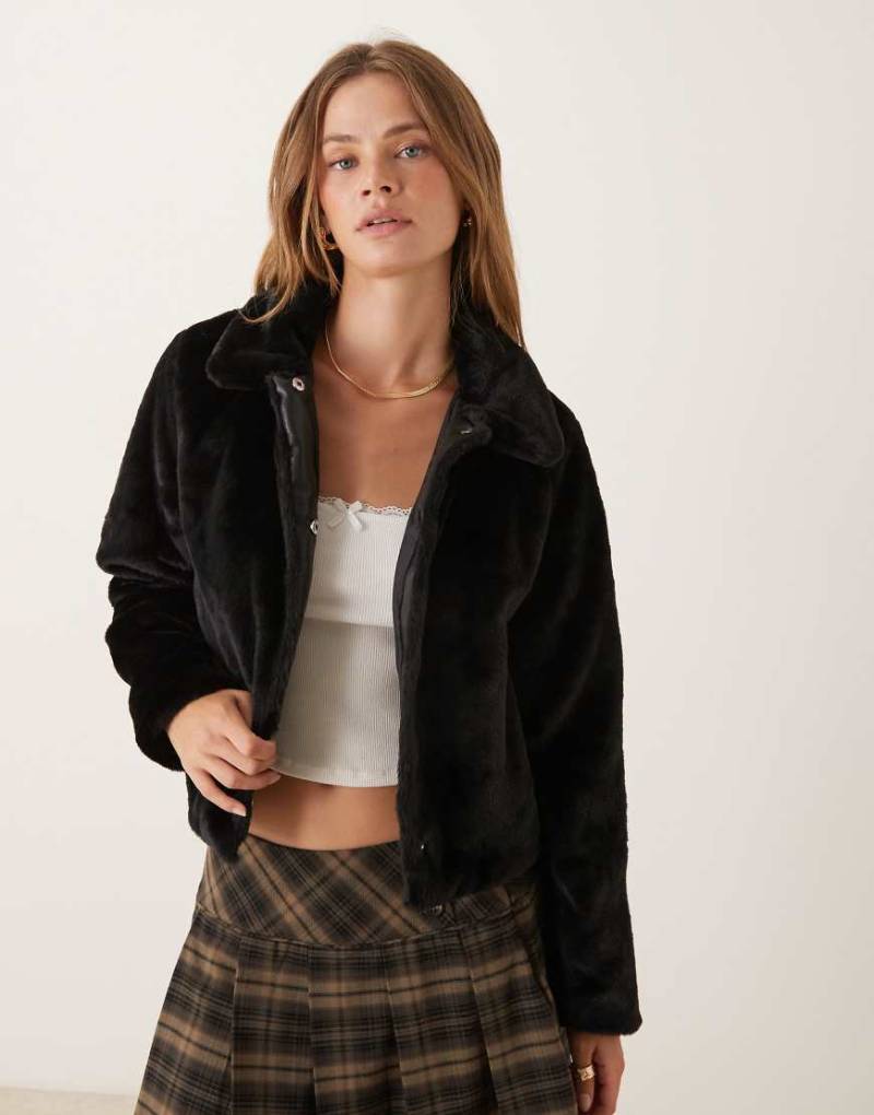 JDY - Cropped Kunstpelzjacke in Schwarz mit Kragen von JDY