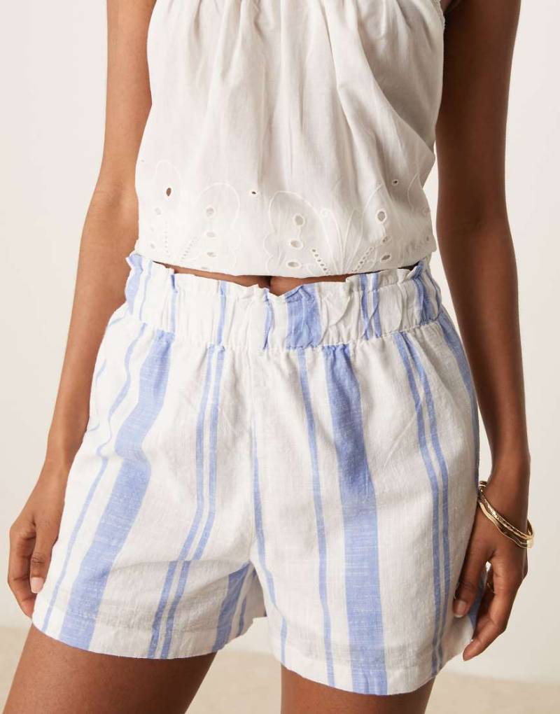 JDY - Lässig geschnittene Shorts zum Reinschlüpfen mit Streifen in Hellblau und Struktur-Neutral von JDY