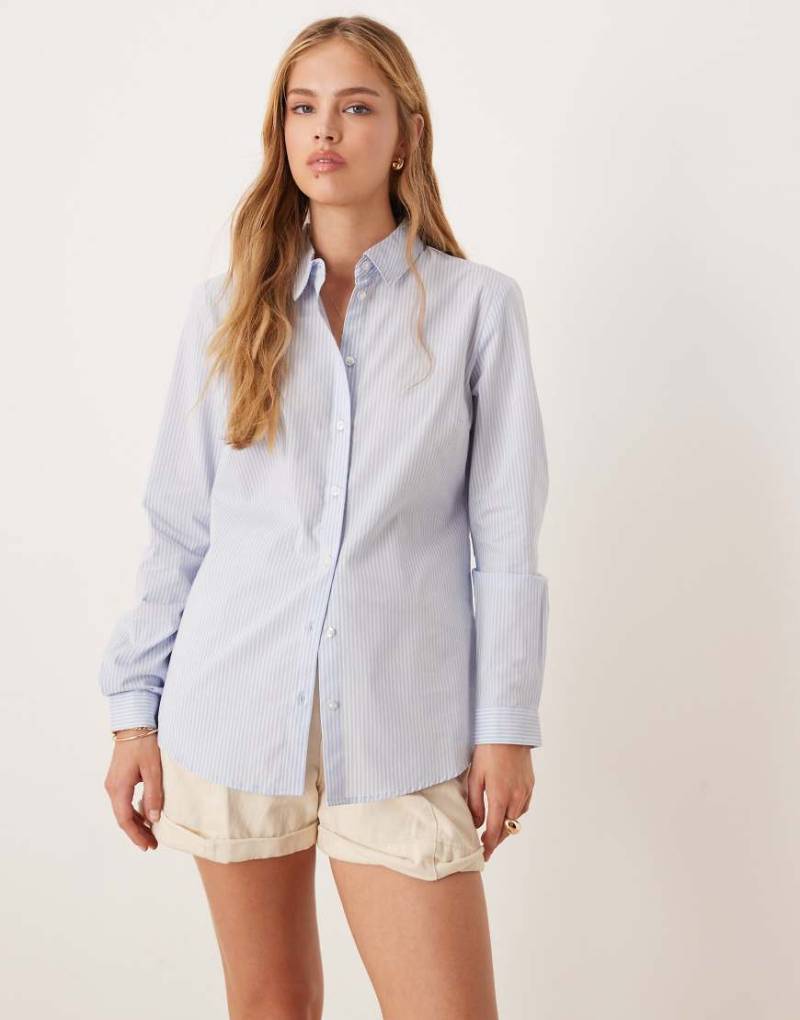 JDY - Langärmlige Hemdbluse in gestreiftem Hellblau von JDY