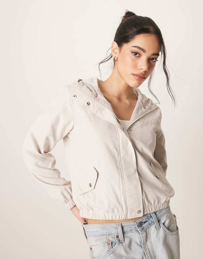 JDY - Leichte Cropped Jacke in Beige mit Kapuze-Neutral von JDY