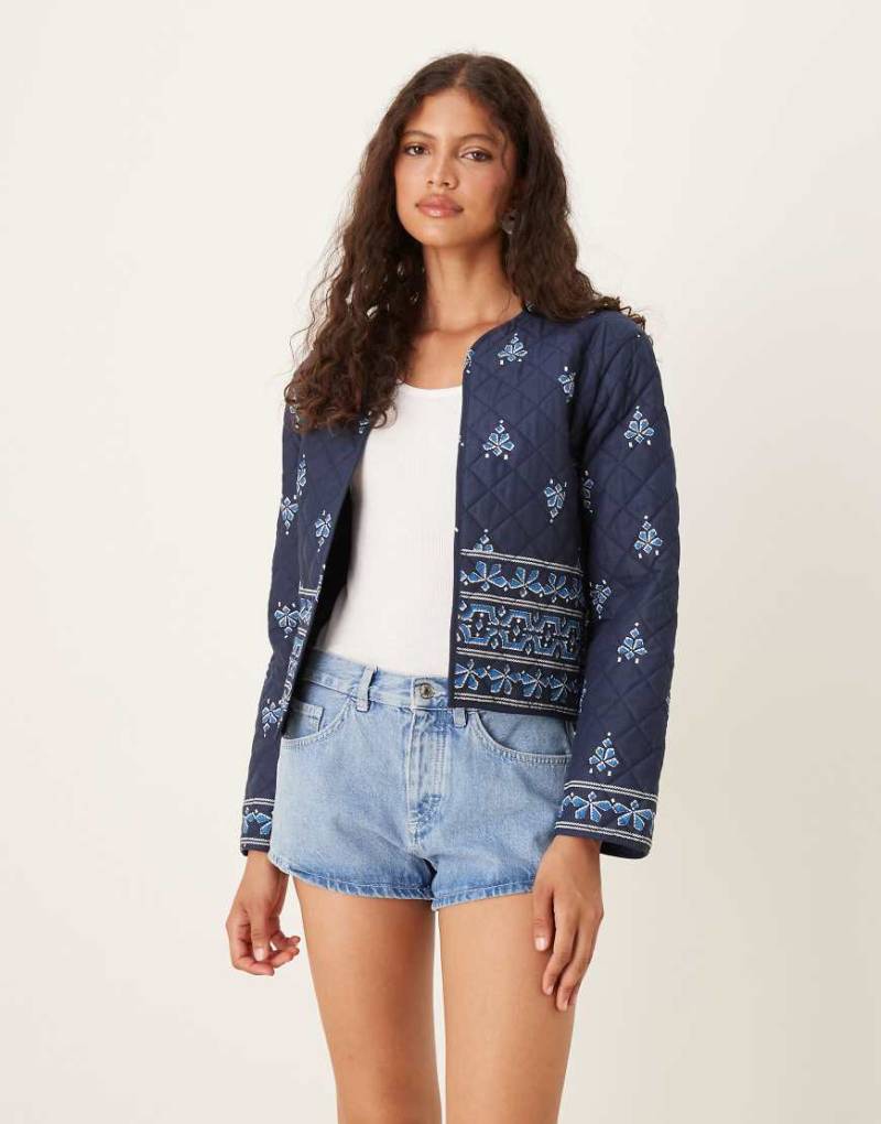 JDY - Leichte Steppjacke mit marineblauem Print von JDY