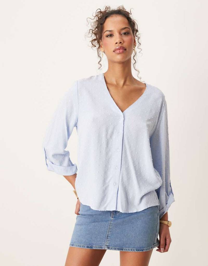 JDY - Locker geschnittene Bluse in Hellblau mit strukturierten Details von JDY