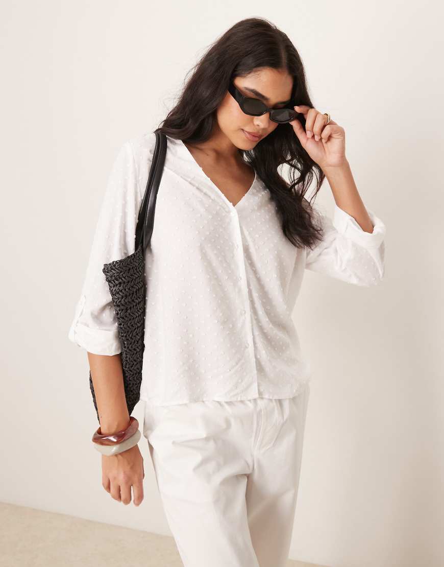 JDY - Locker geschnittene Bluse in Weiß mit strukturierten Details JDY - Locker geschnittene Bluse in Weiß mit strukturierten Details von JDY