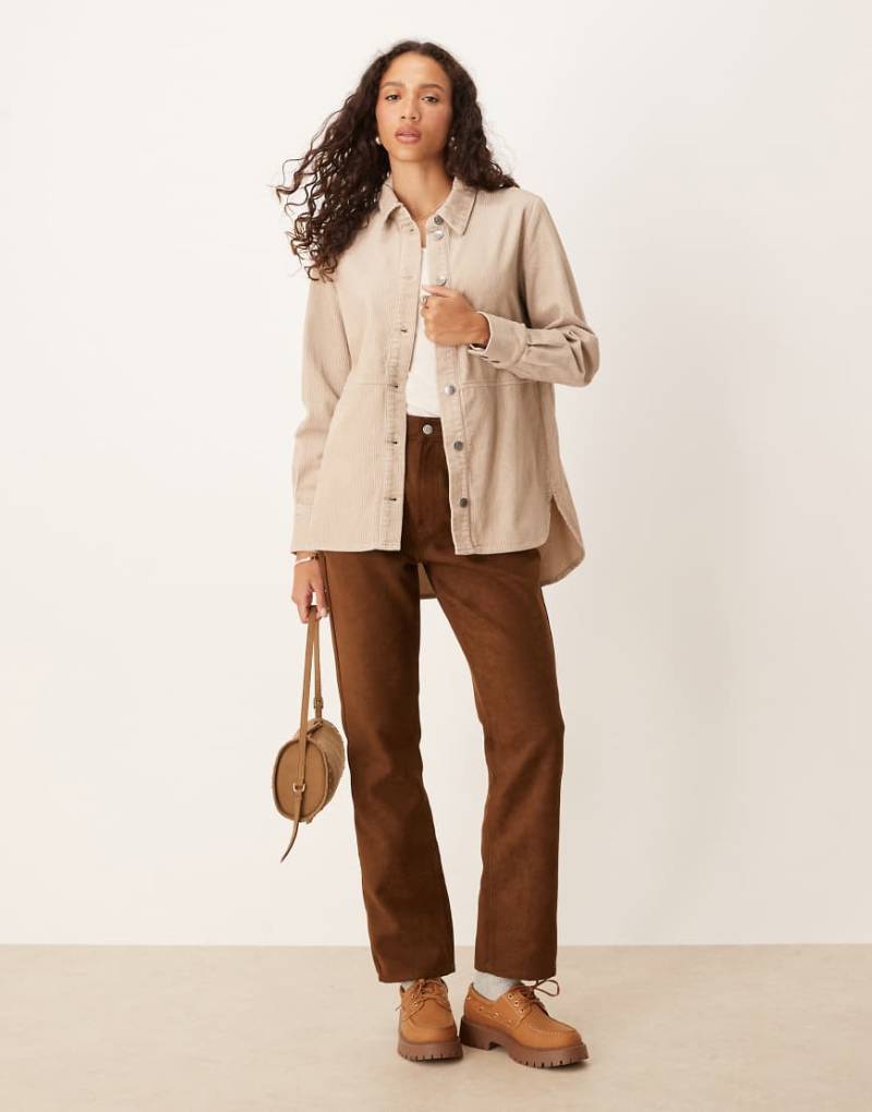 JDY - Locker geschnittene Hemdjacke aus Cord in Creme-Weiß von JDY