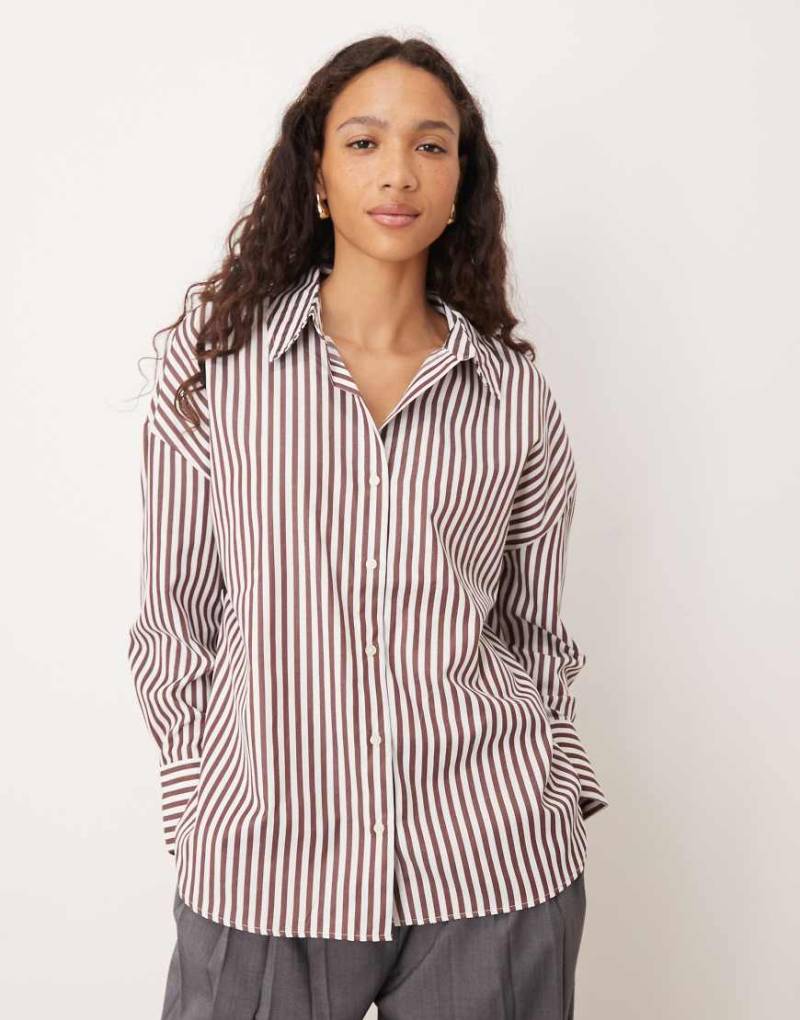 JDY - Locker sitzende Hemdbluse mit Streifen in dunklem Burgunderrot von JDY