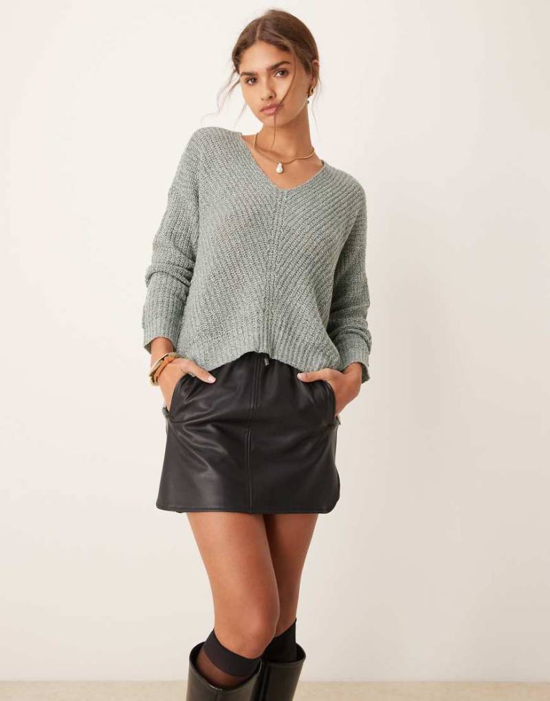JDY - Lockerer Longline-Pullover in Hellblau mit Seitenschlitzen von JDY