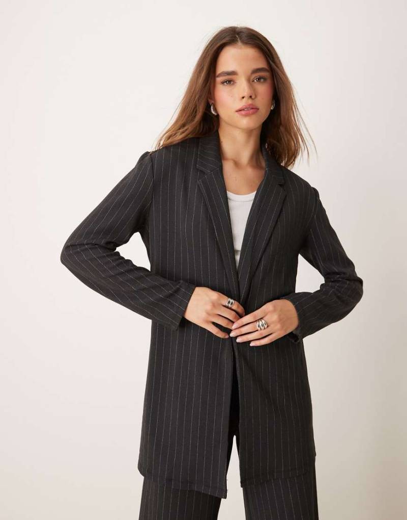 JDY - Longline-Blazer in Dunkelgrau mit Nadelstreifen von JDY