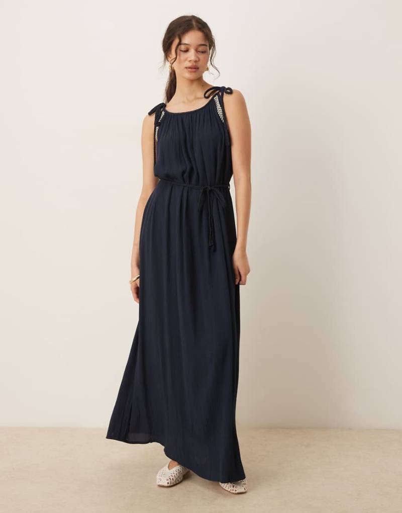 JDY - Maxikleid in Marineblau mit Riemchenträgern und Bindedetail von JDY